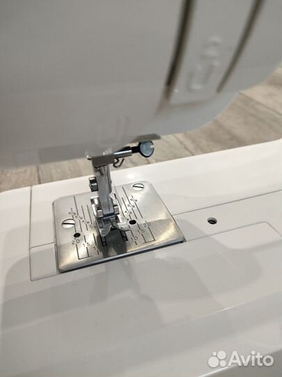 Швейная машина Janome Escape V-12