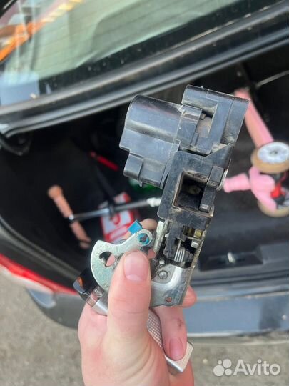 Замок двери передний правый