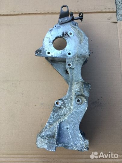 Кронштейн генератора на Audi A4 B8 A6 C7 2.0 TDI