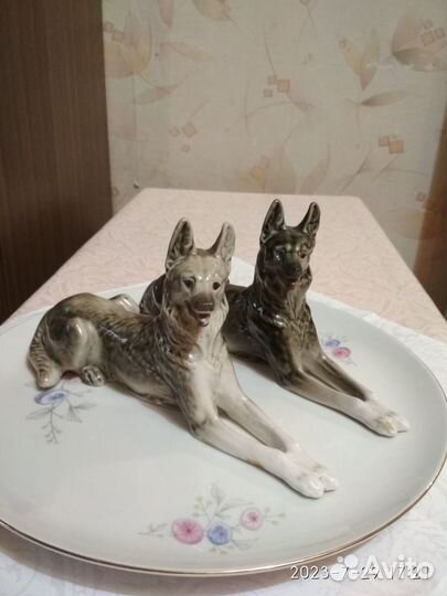 Фарфоровые статуэтки и книги