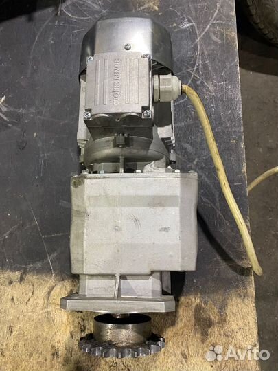 Электродвигатель с редуктором