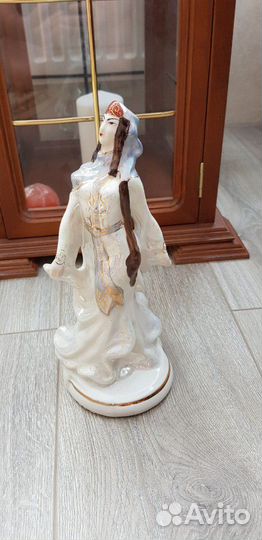 Фарфоровая статуэтка