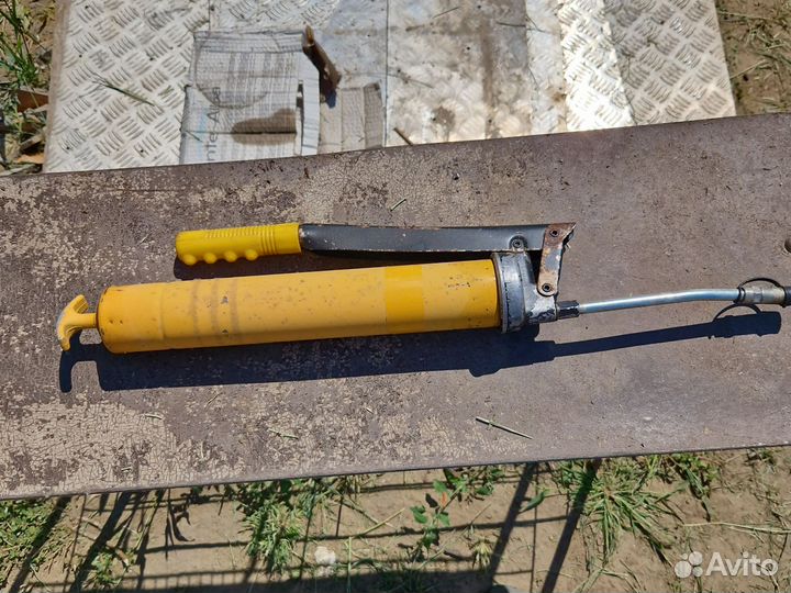 Шприц для смазки под тубу