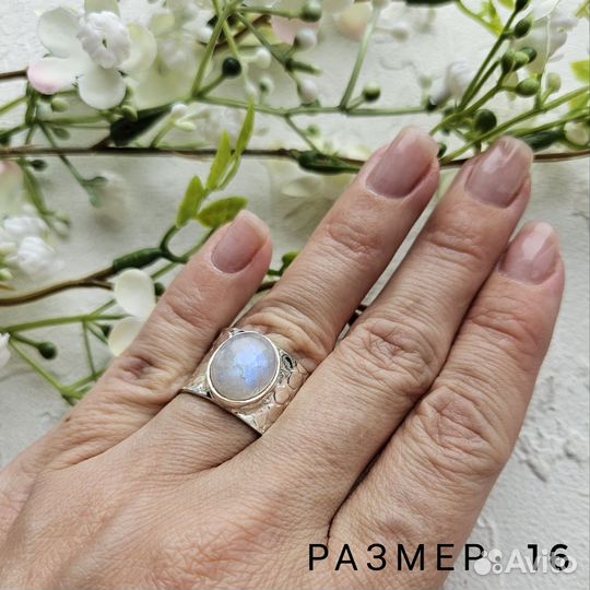 Серебряное кольцо с лунным камнем