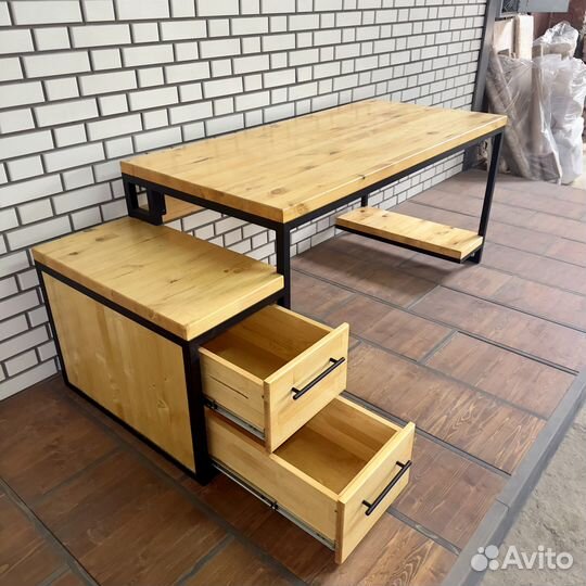 Компьютерный стол с ящиками и полками