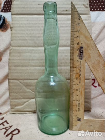 Старинная бутылка с узким длинным горлом