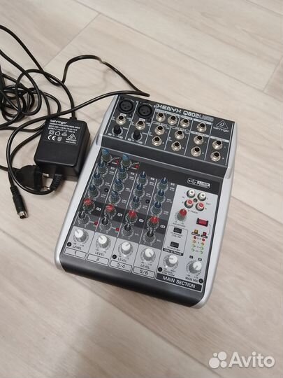 Behringer xenyx Q802USB микшер