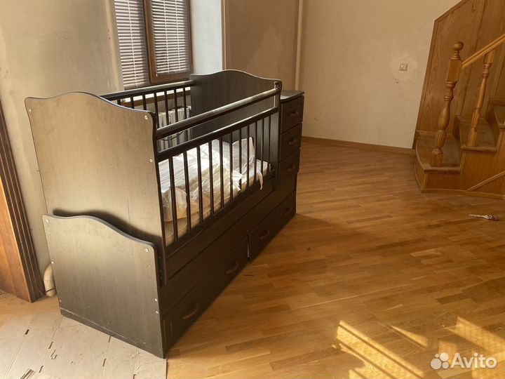 Детская кроватка с комодом