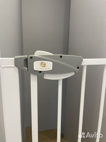 Ворота безопасности на лестницу
