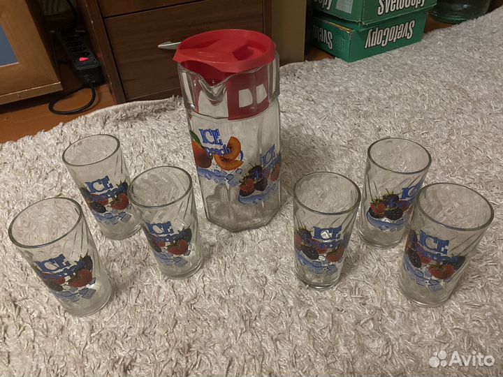 Кувшин со стаканами