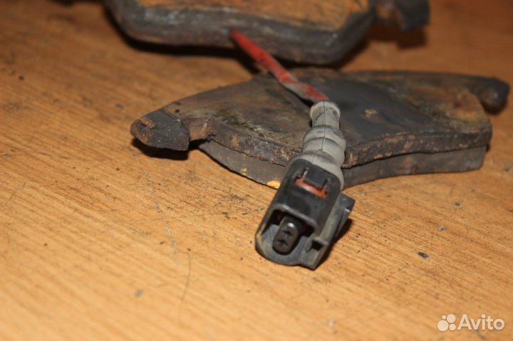 Тормозные колодки переднее левое Volkswagen Golf 6