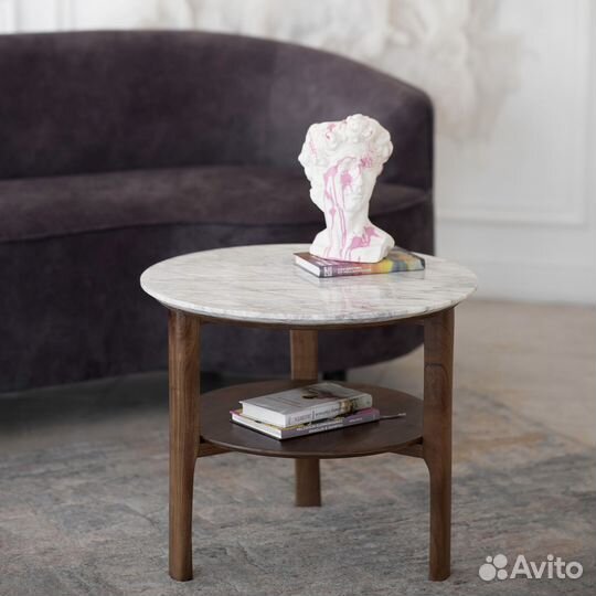 Столик из мрамора на деревянном основании