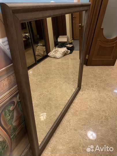 Зеркало в деревянной раме