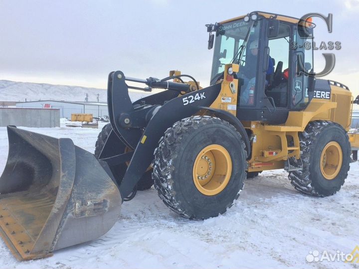 Стекло лобовое среднее John Deere 444к / 524к