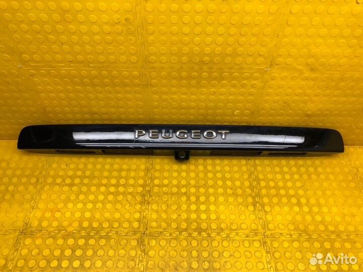 Накладка двери багажника Peugeot Traveller combi