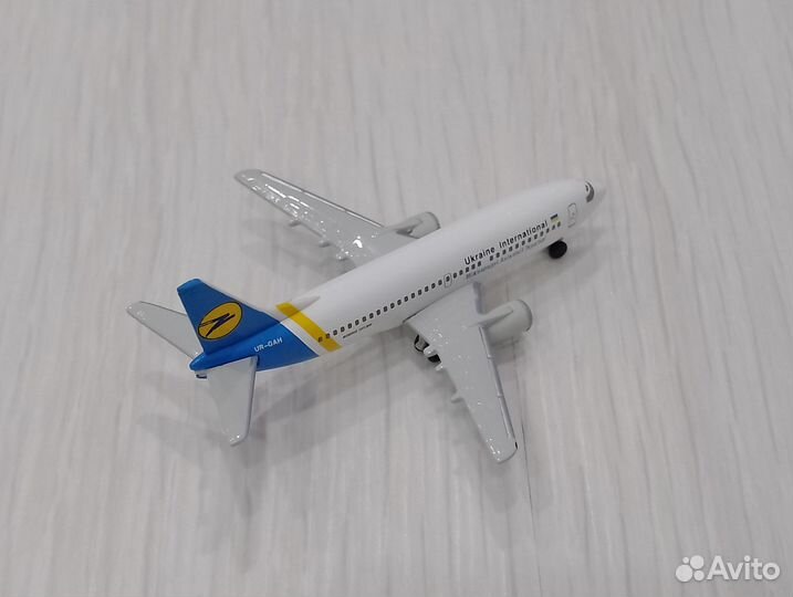 Самолёт в коробке Boeing 737-300 