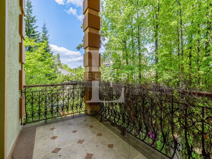 Дом 400 м² на участке 12 сот.