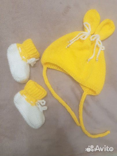 Вязание на заказ.Комплект чепчик и пинетки