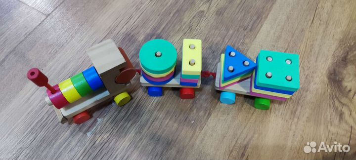 Развивающие игрушки. Деревянный паровозик