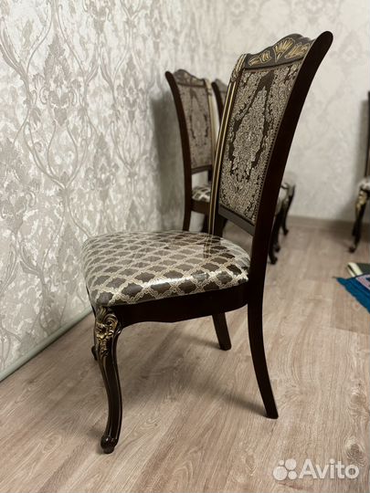 Стол и стулья