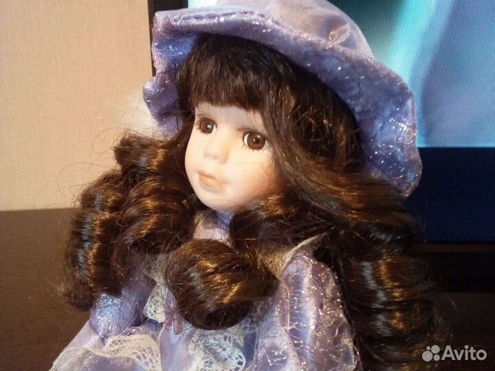 Кукла фарфоровая