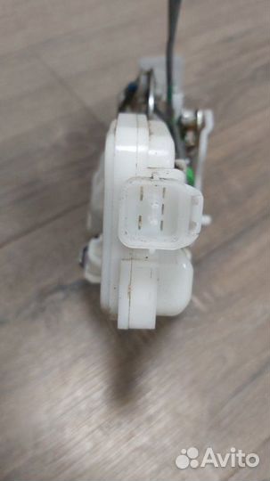 Замок двери правый Mitsubishi Pajero 4 3.2D 2007