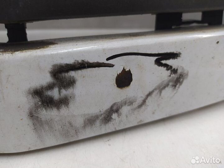 Б/У Б/У Решетка радиатора Небольшая вмятина.Дефект