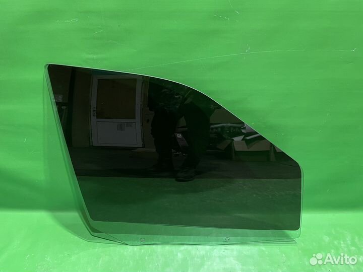 Стекло передней правой двери LR Freelander 2