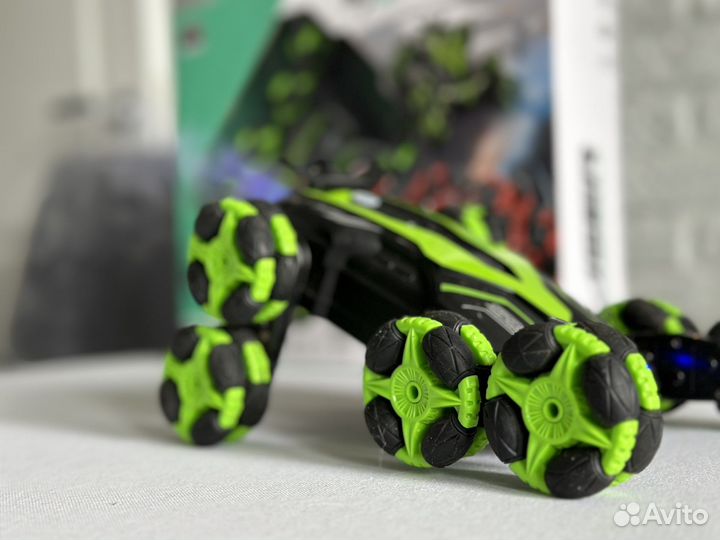 Машинка на пульте управления трюковая