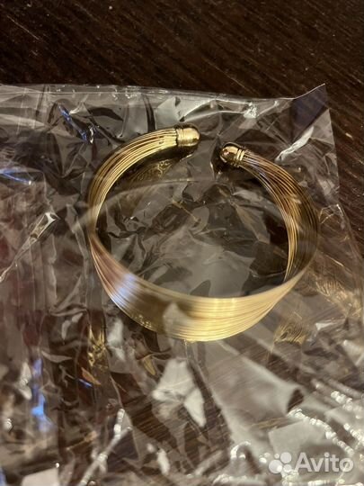 Браслет золотого цвета