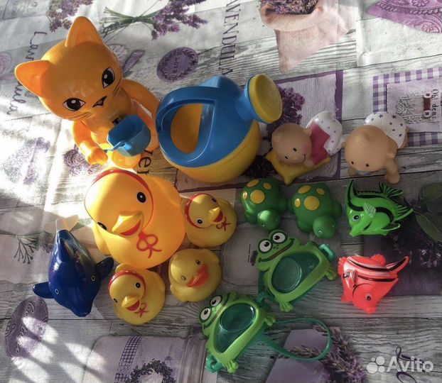 Ванночка для купания+ игрушки + бутылочки