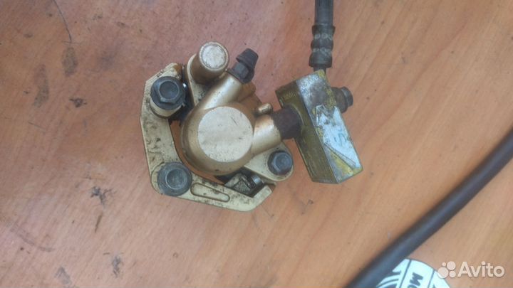 Передний тормозной суппорт на китайский скутер