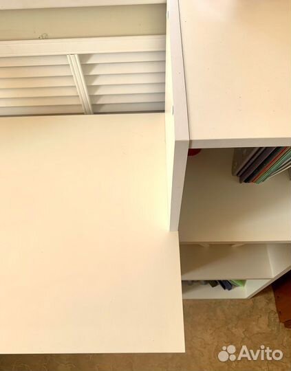 Компьютерный стол белый с полками