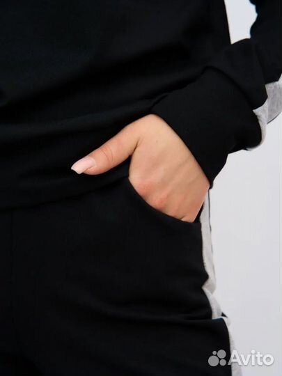 Спортивный женский костюм