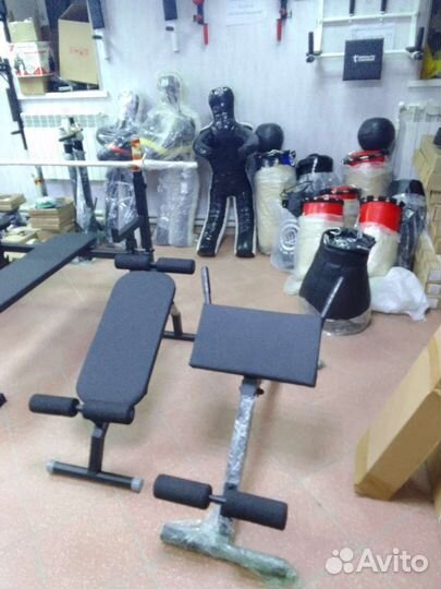Гантели, стойки для штанги, скамейки для жима