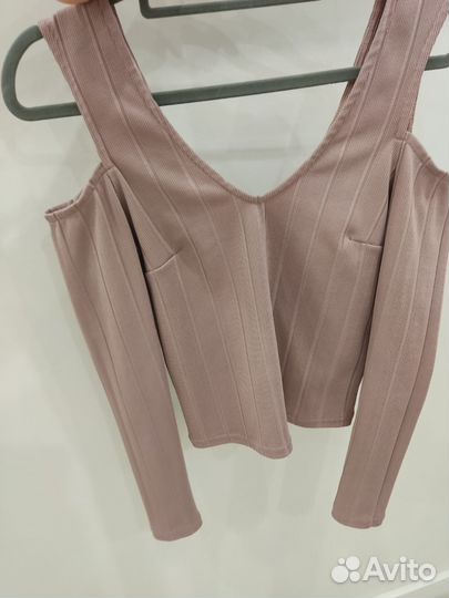 Стильная кофта с разрезами на плечах