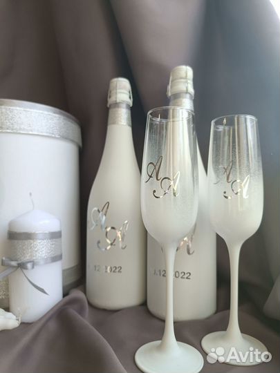 Свадебное шампанское, бокалы, свечи, очаг