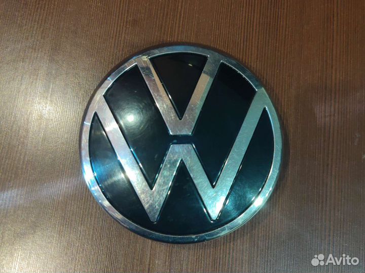 Эмблемы Volvo и Volkswagen