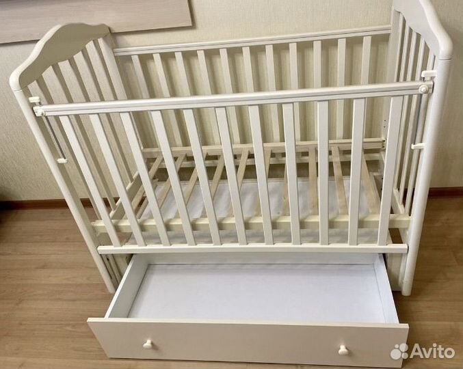 Комплект мебели: кроватка с маятником и комод