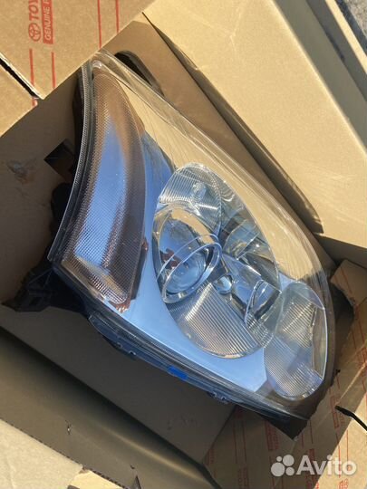Фара правая Toyota Avensis T250 оригинал