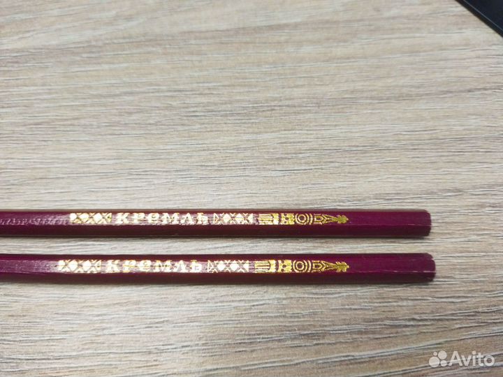 Карандаши простые, циркуль, медальон