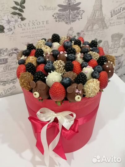 Шляпные коробки из клубникой в шоколаде