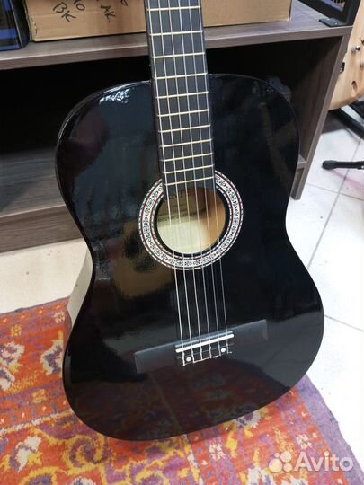 Классическая гитара черная с дефектом