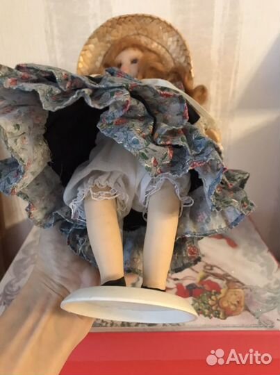 Кукла форфоровая