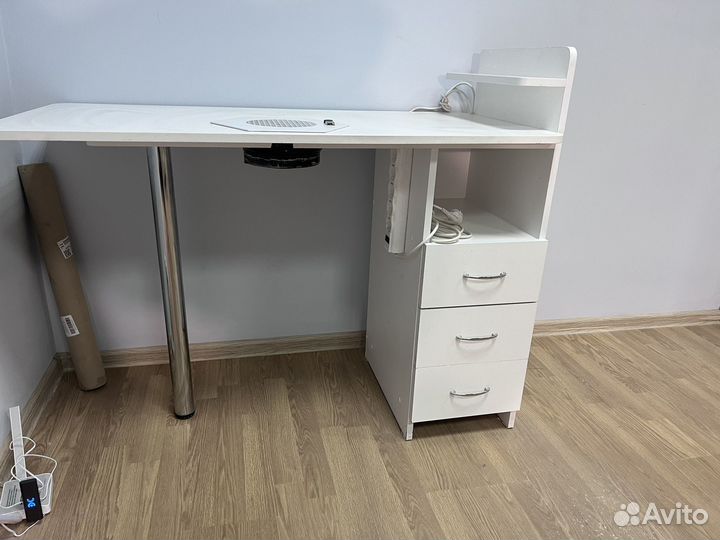 Маникюрный стол с вытяжкой бу