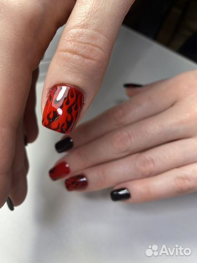 Модель на маникюр