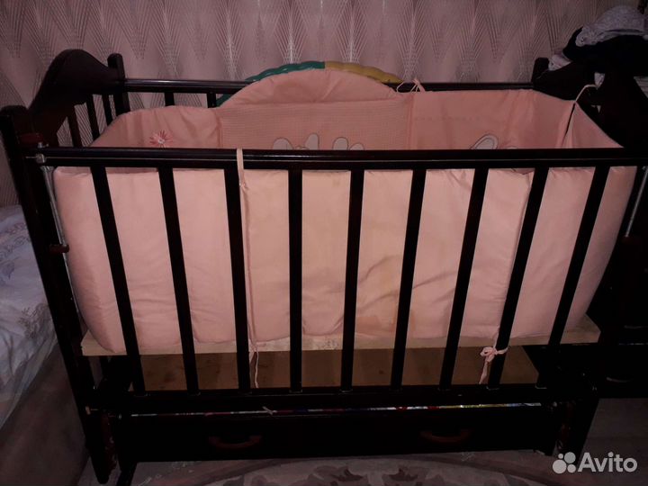 Детская кроватка с маятником и ящиком