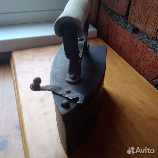 Чугунный угольный утюг