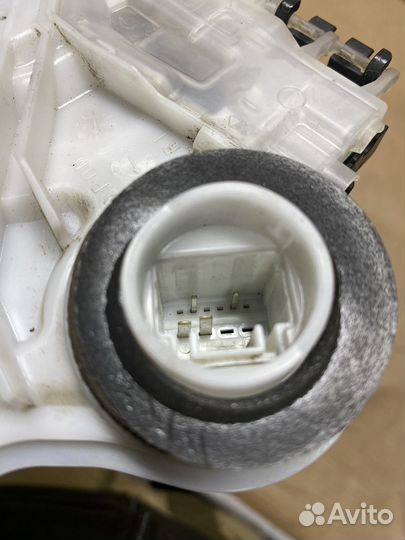 Замок задней правой двери LexusLX 570