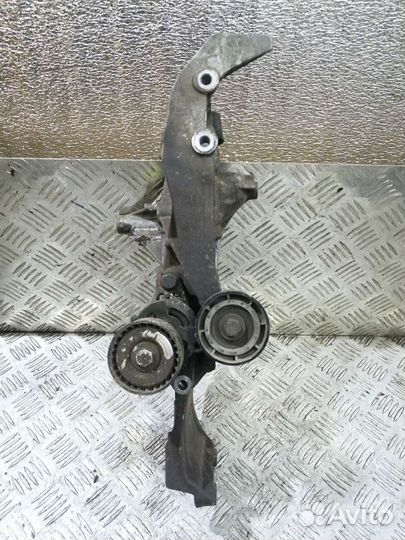 Кронштейн генератора Renault Logan 1